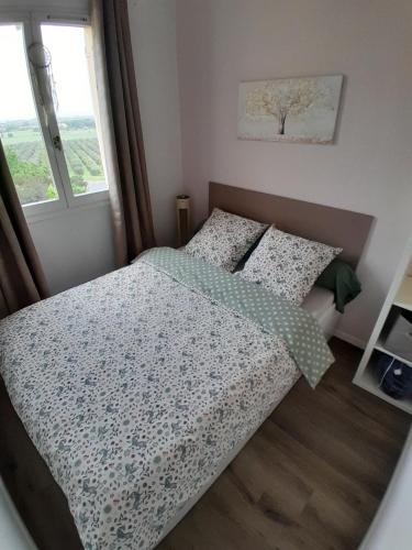 une chambre avec un lit et une fenêtre dans l'établissement Un cocon aux marquises - Joli T2 Dégagée Sud- ouest Piscine Tennis, à Fréjus