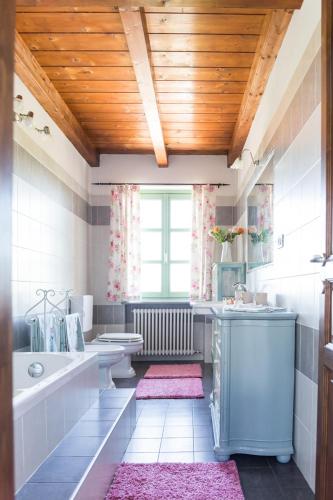 a bathroom with two sinks and a tub and a window at Villa "Piemonte" in Tigliole