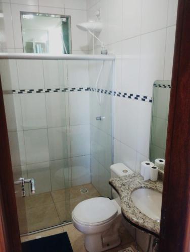 un baño con inodoro y lavabo en Suíte confortável e espaçosa, en Goiânia