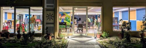 リシケーシュにあるMajestic Aloha - Ganga View 2 BHK Apartmentsのガラス戸植物店