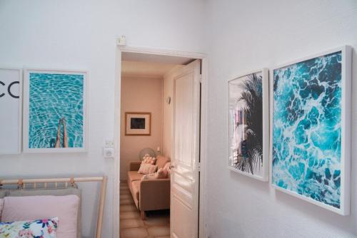 un couloir avec une porte menant à un salon dans l'établissement Koselig leilighet i Antibes, à Antibes