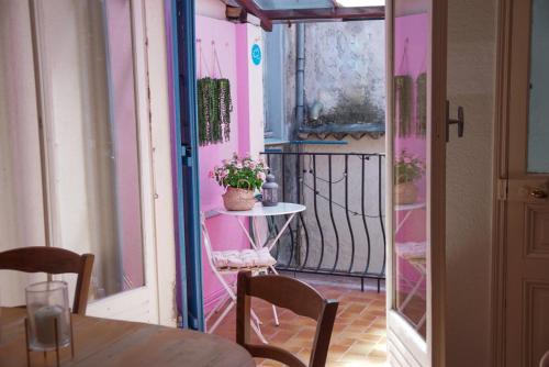 Cette chambre dispose d'une table, de chaises et d'un balcon. dans l'établissement Koselig leilighet i Antibes, à Antibes