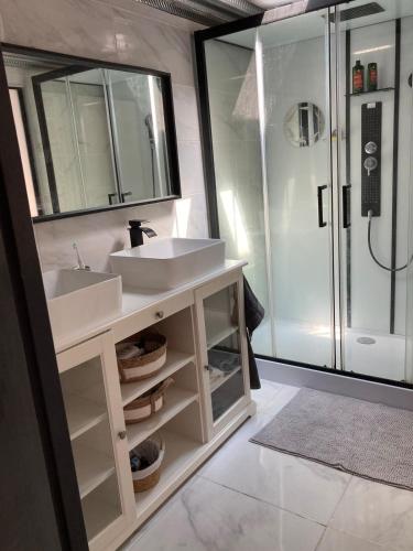 Bilik mandi di Le loft de la Roque
