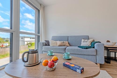 a living room with a coffee table and a couch at Les Terrasses de la Palud in Landéda