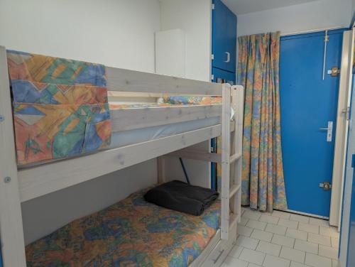 Ce lit superposé se trouve dans un dortoir doté de lits superposés. dans l'établissement Sol-y-Days Floralies, Studio grande terrasse résidence avec piscine, au Grau-du-Roi