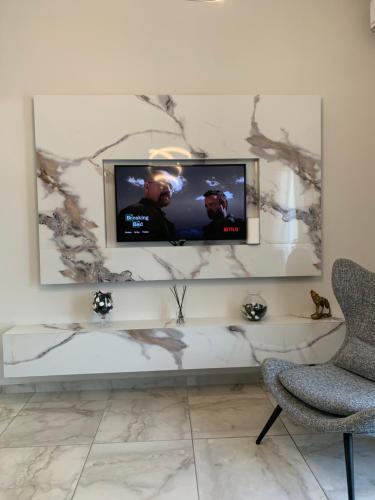 Televisyen dan/atau pusat hiburan di F K Apartments