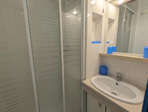 une salle de bain avec douche et lavabo dans l'établissement Sol-y-Days Floralies, Studio grande terrasse résidence avec piscine, au Grau-du-Roi