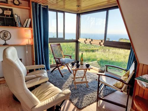 un salon avec vue sur l'océan dans l'établissement Holiday Home Ti Loïk by Interhome, à Plouézec