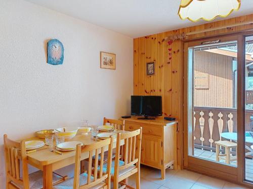 une salle à manger avec une table et une télévision dans l'établissement Apartment Isabella by Interhome, à Saint-Gervais-les-Bains