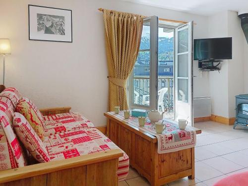 un salon avec un canapé et une fenêtre dans l'établissement Apartment Conseil 3 by Interhome, à Saint-Gervais-les-Bains