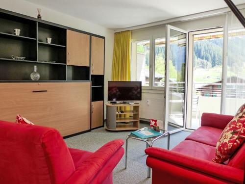 Uma TV ou centro de entretenimento em Apartment Chalet Wyssefluh by Interhome