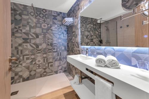 łazienka z umywalką i lustrem w obiekcie Hotel Palia Dolce Farniente 3 Sup w mieście Cala d´Or