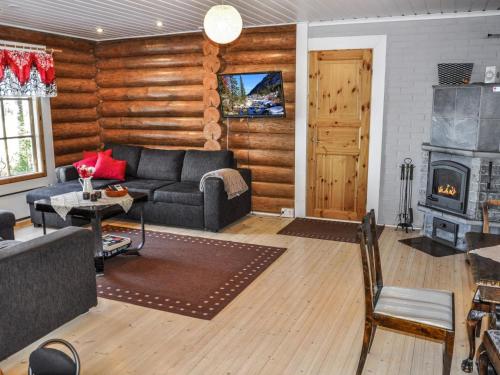 un salon avec un canapé et une cheminée dans l'établissement Holiday Home Piilopirtti by Interhome, à Salonnenä