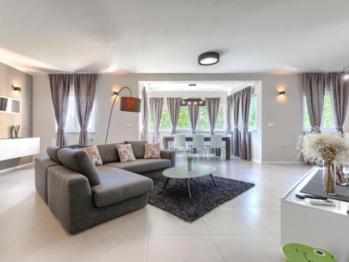 Posezení v ubytování Apartment Nina by Interhome