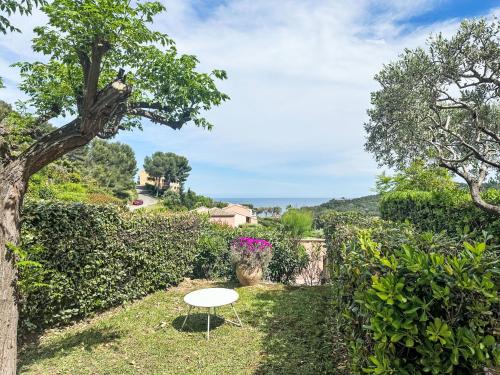 Holiday Home Village Cap Estérel - Le Hameau-36 by Interhome في Drammont: طاولة بيضاء في ساحة بها شجرة