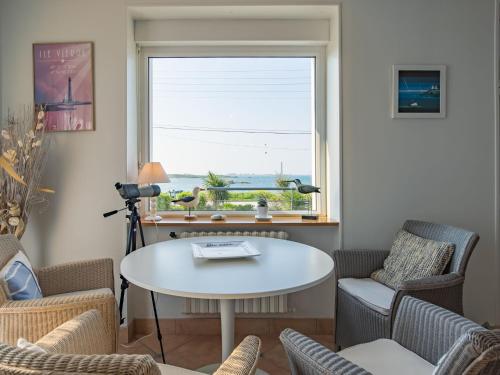 une pièce avec une table, des chaises et une fenêtre dans l'établissement Holiday Home L'Air du Large by Interhome, à Plouguerneau