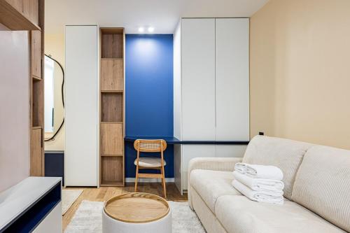 un salon avec un canapé et une chaise dans l'établissement CozyStudioParis-Montmartre-Opera, à Paris