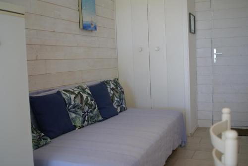 Ένα ή περισσότερα κρεβάτια σε δωμάτιο στο Studio dans Marina avec piscine