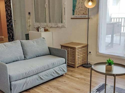 un salon avec un canapé et une table dans l'établissement Studio Cap Océan-15 by Interhome, à Capbreton