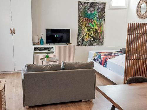 un salon avec un canapé et un lit dans l'établissement Studio Cap Océan-15 by Interhome, à Capbreton