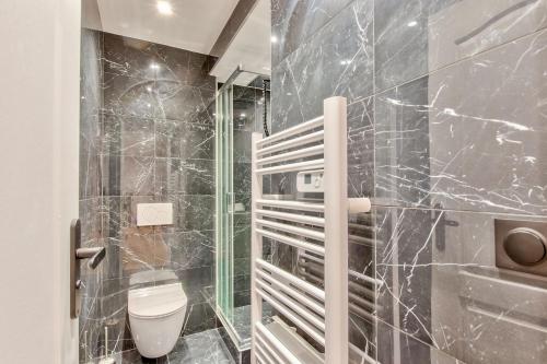 une salle de bain avec toilettes et douche en verre dans l'établissement Urban Flat 104 - 4 Bedroom Flat Opera, à Paris