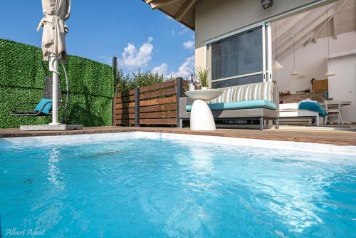 Der Swimmingpool an oder in der Nähe von נוף 26 - סוויטות עם בריכה פרטית