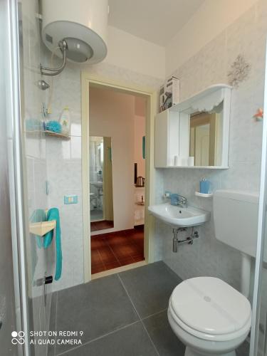 a bathroom with a toilet and a sink at Appartamento al mare in Eraclea Mare