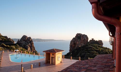 a view of a swimming pool and the ocean at Villa Laura in Nebida