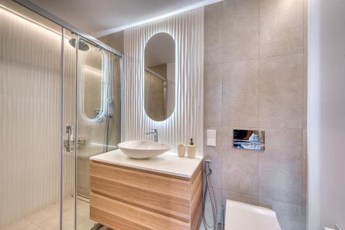 Koupelna v ubytování 1081 beachfront penthouse jacuzzi roofterace lounge wifi