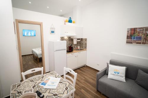 Kuchyň nebo kuchyňský kout v ubytování Nonna Vittoria Apartments