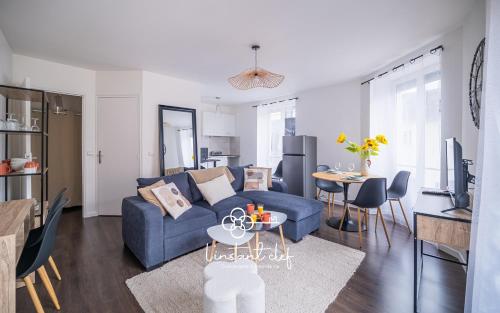 un salon avec un canapé bleu et une table dans l'établissement Proche Tram & Centre Idéal Duo et ou Pro, au Mans