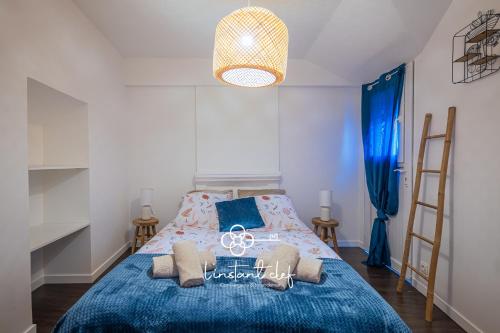 une chambre avec un lit avec une couverture bleue dans l'établissement Proche Tram & Centre Idéal Duo et ou Pro, au Mans