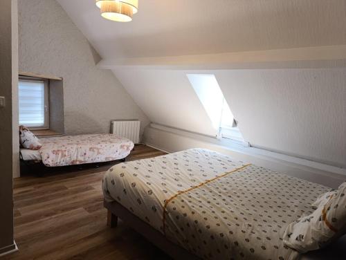 a bedroom with two beds and a window at La Maisonnette in Lugagnan
