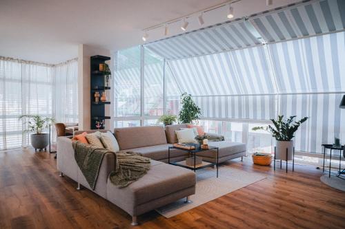 Posezení v ubytování Central Penthouse No5 - sky view