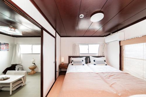 a bedroom with a large bed in a room at aiki house in Tokyo