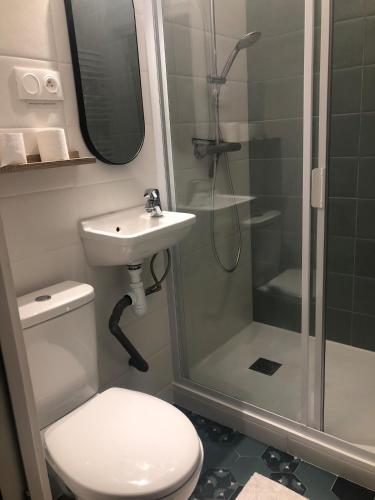 une salle de bain avec toilettes, lavabo et douche dans l'établissement L'océan à la campagne, à Ploemel