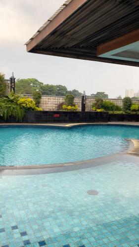 Kolam renang di atau dekat dengan New and Fresh Look City View 2BR