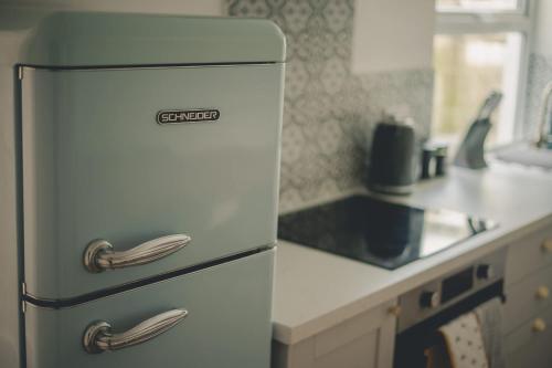 an old refrigerator in a kitchen with a counter at Charming 3 Bedroom Home with Garden in Banbury in Banbury