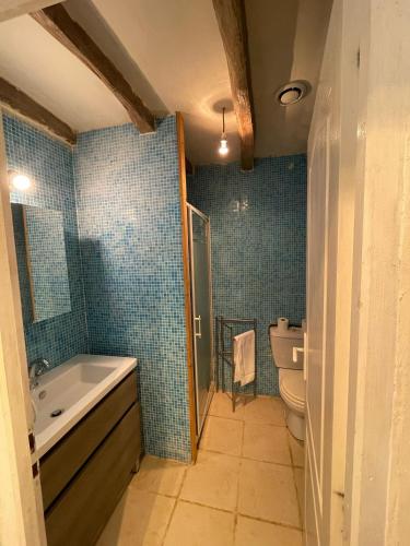 une salle de bain avec une baignoire, des toilettes et un lavabo dans l'établissement Gîte de la Rochejaquelein, à Saint-Fulgent