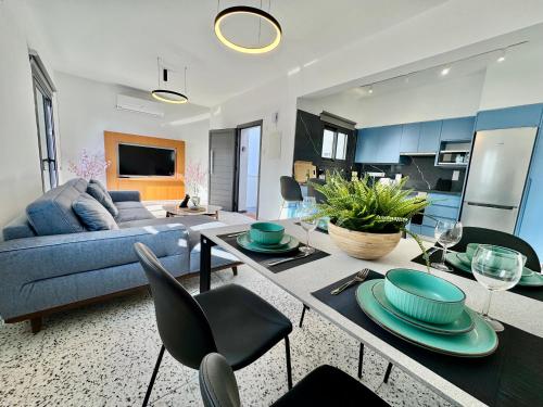 Luxury 2 Bedroom Apartment with 2 Balconys and Seaview