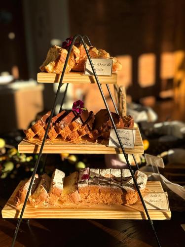 eine Ausstellung verschiedener Kuchen- und Gebäcksorten in der Unterkunft Hotel Bangalôs da Serra in Gramado