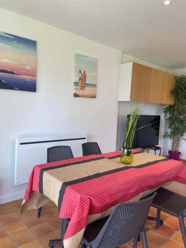 une salle à manger avec une table et des chaises dans l'établissement Appartement vue montagne, Espelette, à Espelette