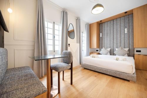 une chambre avec un lit, une table et des chaises dans l'établissement Luxury Studio - Louvre, Palais Royal - CIA, à Paris