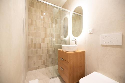 une salle de bain avec un lavabo et une douche dans l'établissement Luxury Studio - Louvre, Palais Royal - CIA, à Paris