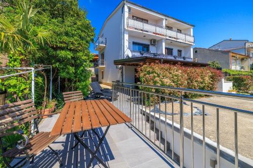 Bezauberndes Apartment nur 450 Meter zum Strand mit Aussendusche, Liegen, Meerblick