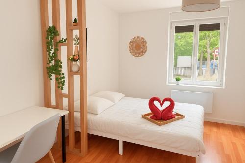 Cette chambre comprend un lit avec un cœur. dans l'établissement La Perle de Schiltigheim - Cosy & Lumineux, à Schiltigheim