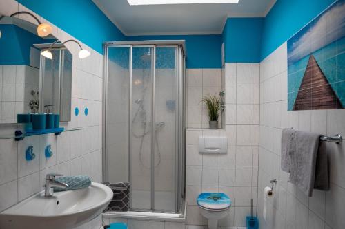 un baño con ducha y lavabo en Seestr 37, en Dahme
