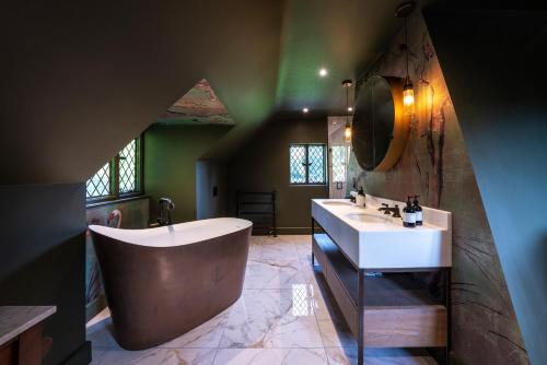 Koupelna v ubytování Cotchford Farm - Historic home of Winnie The Pooh