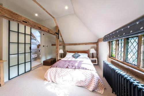 Postel nebo postele na pokoji v ubytování Cotchford Farm - Historic home of Winnie The Pooh