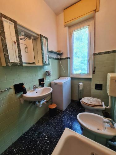 a bathroom with a sink and two toilets at IL Posticino DI Bellagio in Civenna